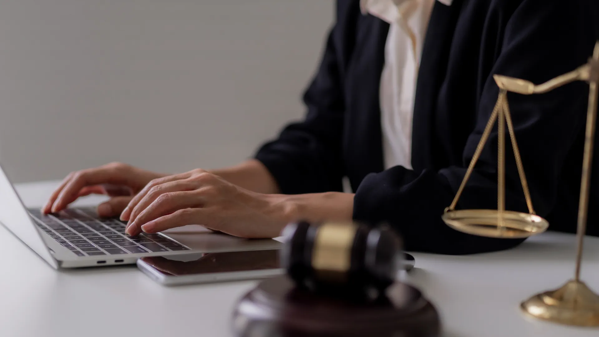 Wsparcie prawne w sprawach o odszkodowania – radca prawny i prawnik od odszkodowań w Krakowie